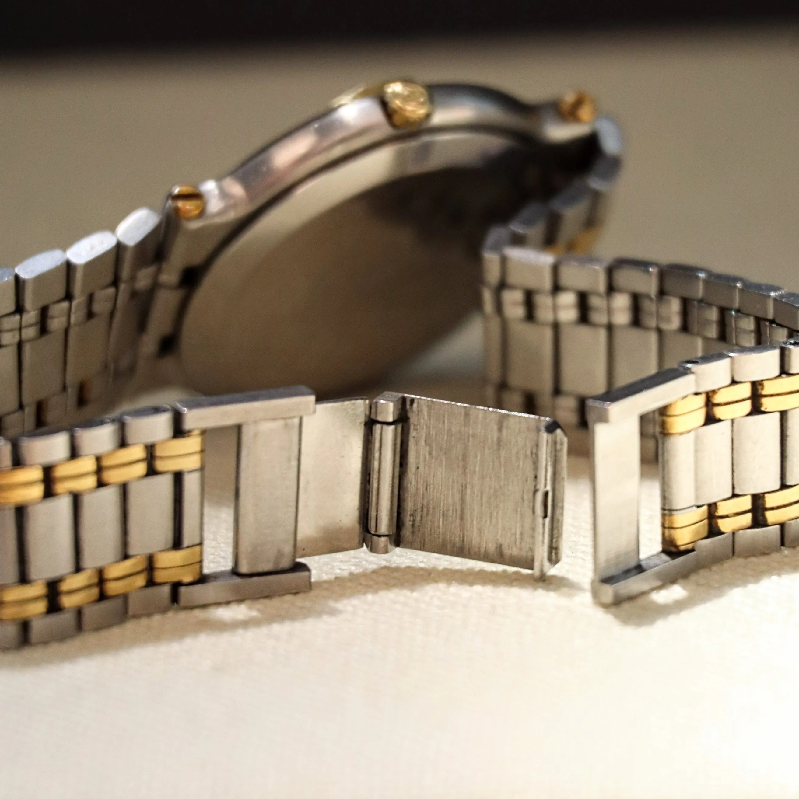 GUCCI 9000M Watch Date Indicator Two-Tone Case & Bracelet Swiss Made Quartz Wristwatch
