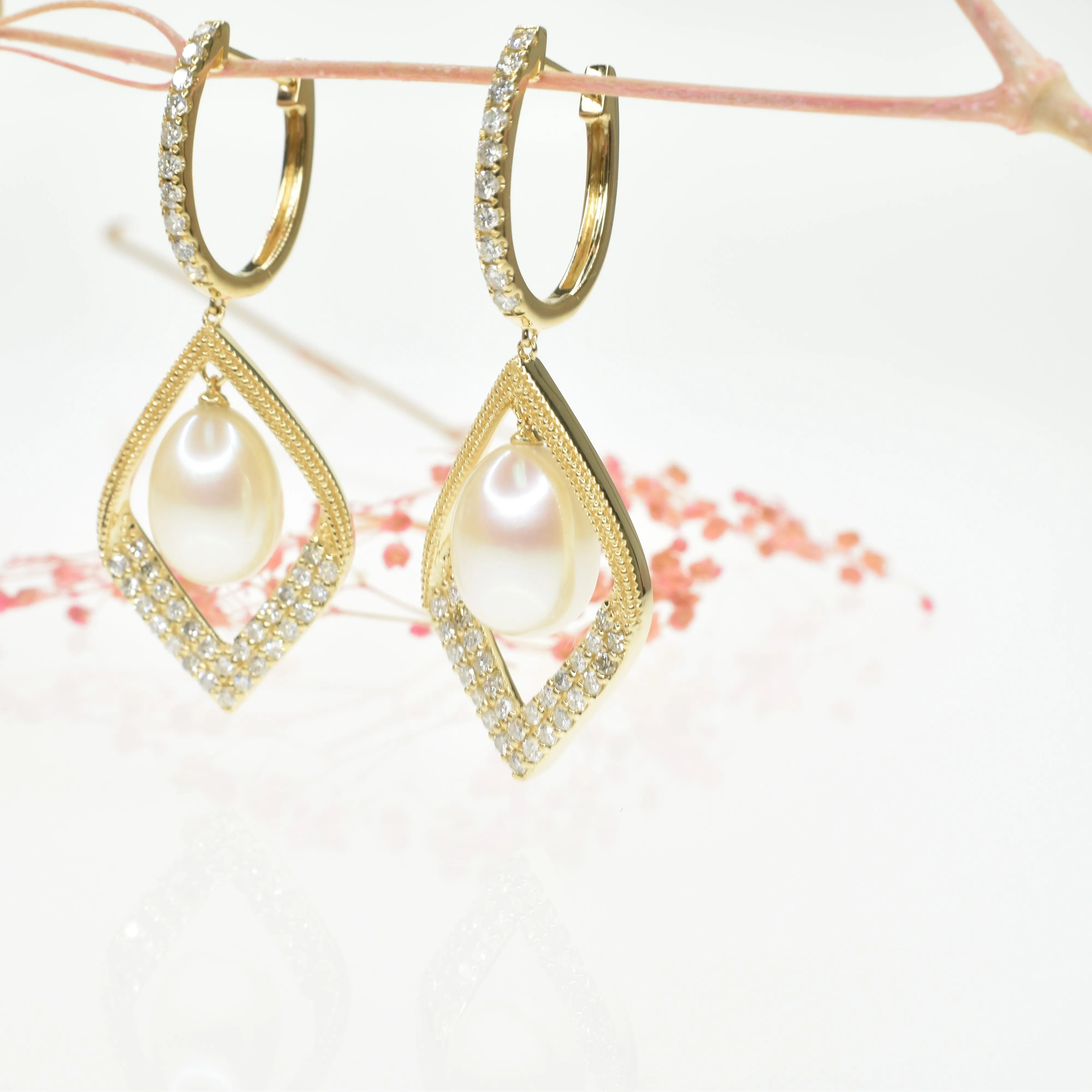 Hanging Earring with Pearls and Diamonds in a Unique Design