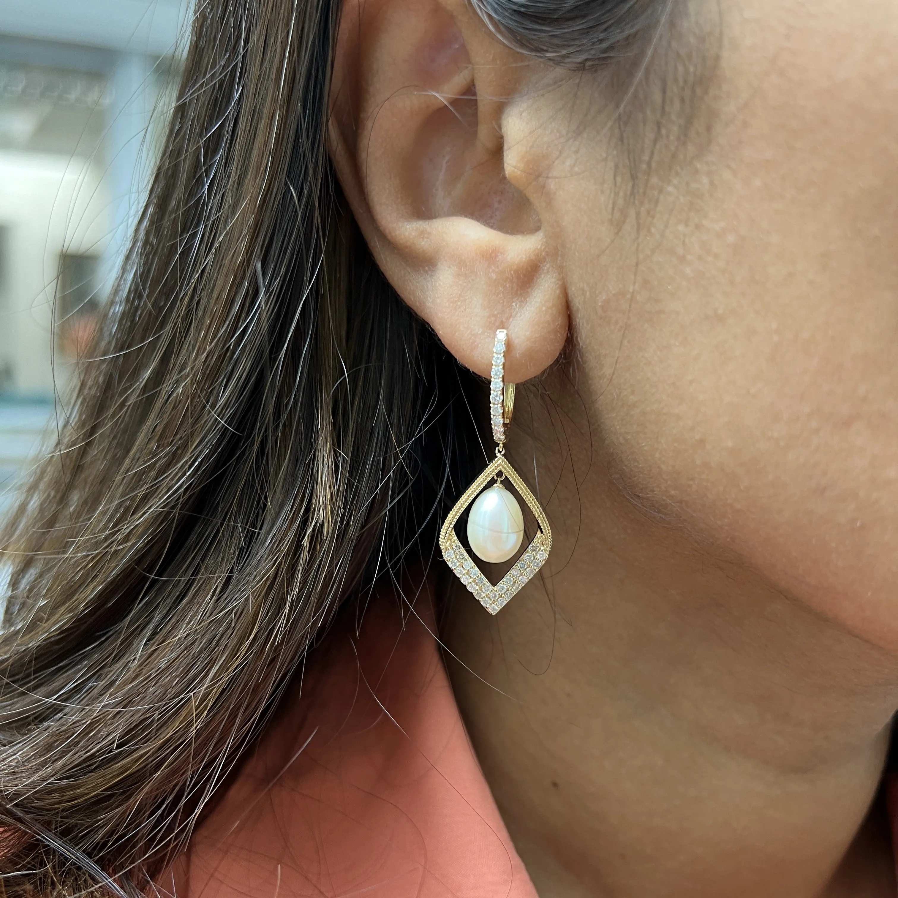 Hanging Earring with Pearls and Diamonds in a Unique Design